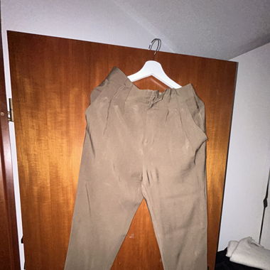 Pantalon habillé vert kaki, avec ceinture 