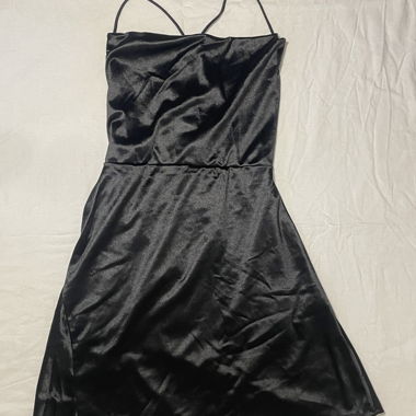 Robe noire dos nu