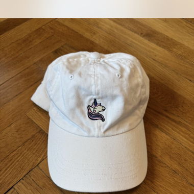 Weisse Cap mit Einhorn