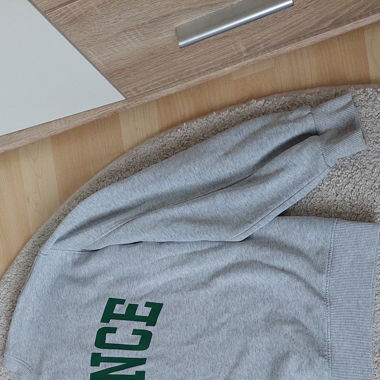 Grauer Pullover 