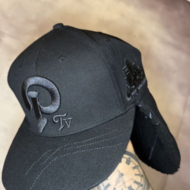 Peak TV Winter Cap – Ohrenschutz & Stickerei 