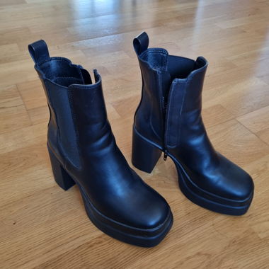 Schwarze Leder-Stiefeletten