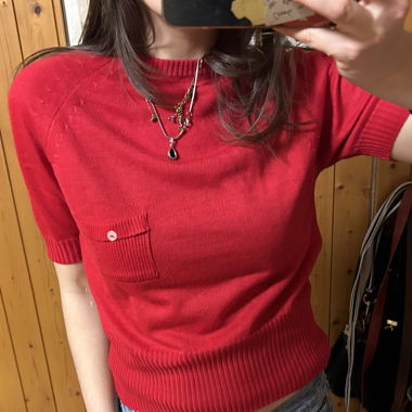 Top carino rosso con piccolo bottone