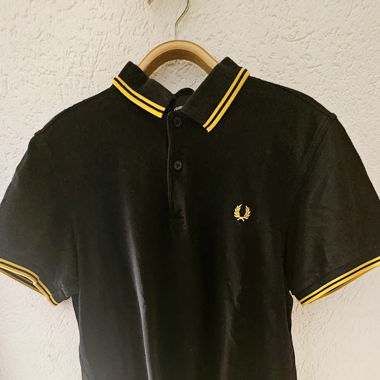 Polo FRED PERRY noir et jaune