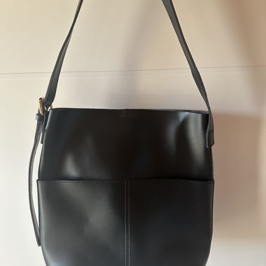 Borsa a tracolla nera con tasche esterne