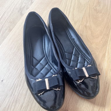 Schwarze Ballerinas aus Lackleder