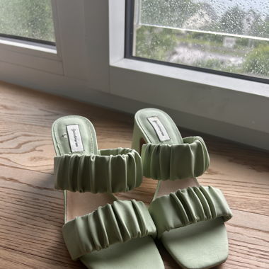 Stradivarius pastel green heels (Size 37)