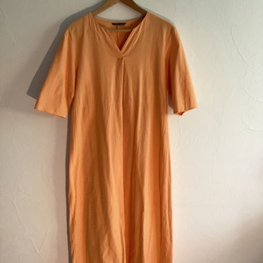 Robe couleur abricot à encolure en V
