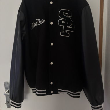 Schwarze Collegejacke mit Kunstlederärmeln