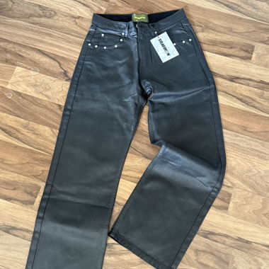 Schwarze Kunstlederhose