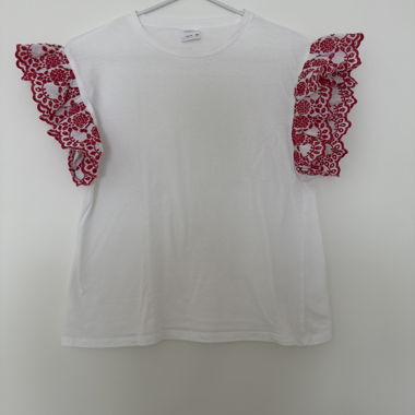T-Shirt mit roten Pufferärmeln 
