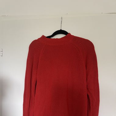 Roter Strickpullover