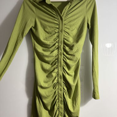 Gruenes gerafftes Langarmkleid