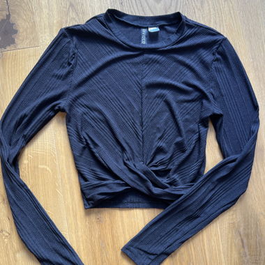 Top corto nero a maniche lunghe