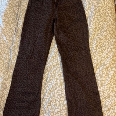 Jeans marroni con motivo leopardato