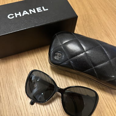 Occhiali da sole Chanel neri con custodia
