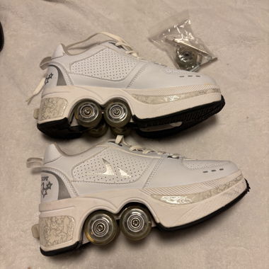Weisse Roller-Schuhe