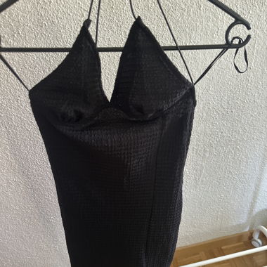 Schwarzes kurzes Kleid