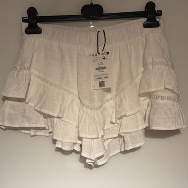 Weisse Ruffle-Shorts