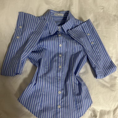 Blouse bleue à rayures