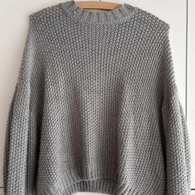 Grauer Strickpullover