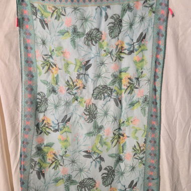 Foulard léger au motif tropical