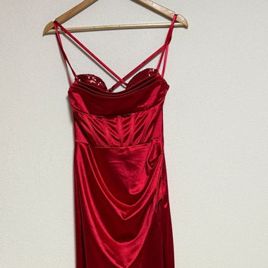 Rotes langes Kleid mit Schlitz