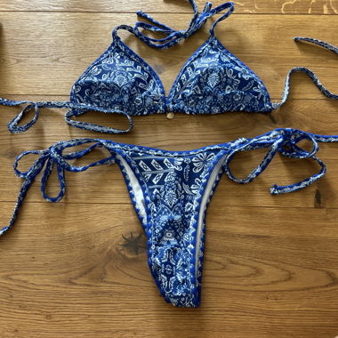 Blau-weisser Bikini mit Muster