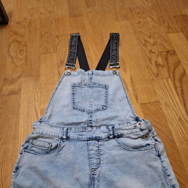 Jeanshose mit Träger