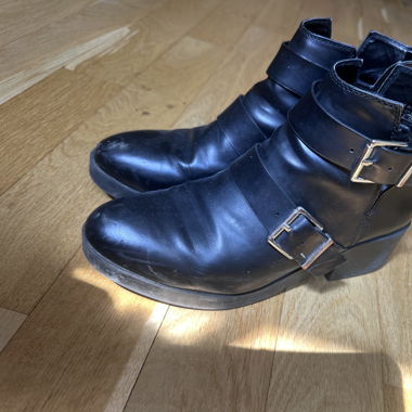 niedliche schwarze Knöchelstiefel