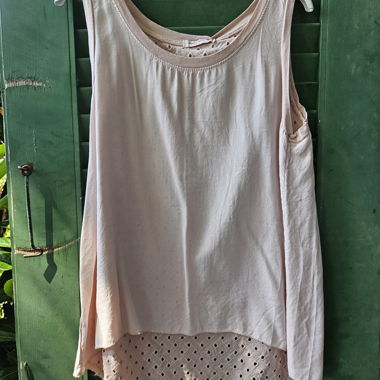 Haut en couleur poudre avec motif ajouré
