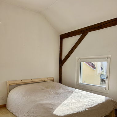 Lit 140x200 avec matelas, couette et deux coussins