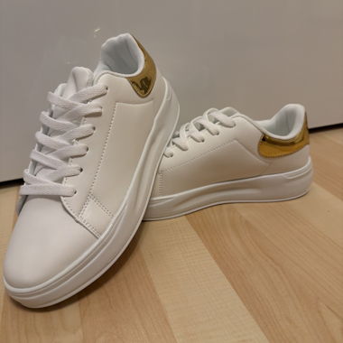 Sneaker bianchi con tallone dorato