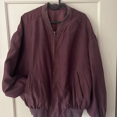 Lila Bomberjacke