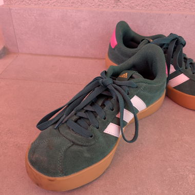 Sneakers Adidas in suede verde con suola gum