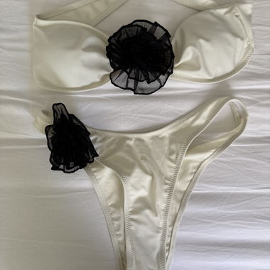 Set bikini bianco con fiori neri