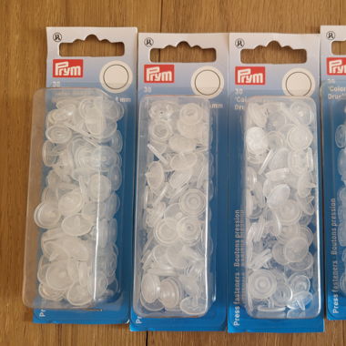 4 Dosen Druckknöpfe.
