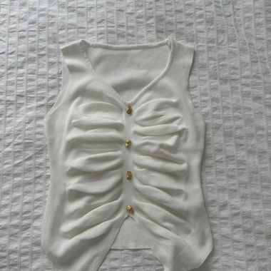 Top blanc avec boutons dorés
