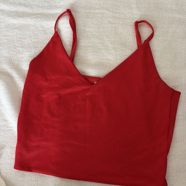Haut en satin rouge à bretelles