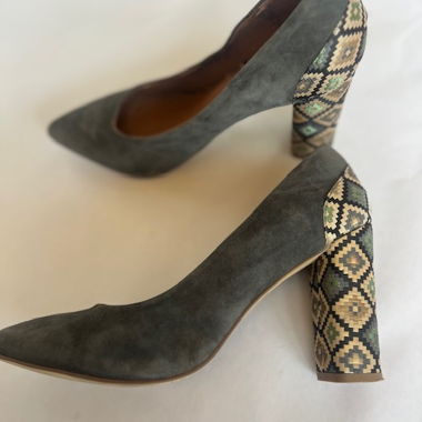 Graue Pumps mit gemustertem Absatz, Gr. 40
