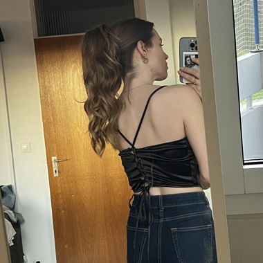 Crop top in raso marrone scuro con allacciatura