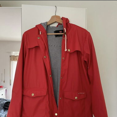 Rote Regenjacke