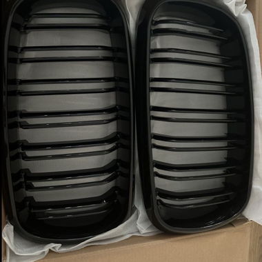 Grilles avant noires