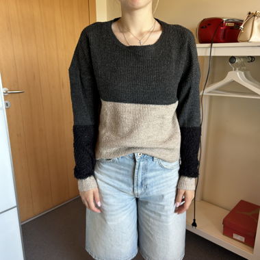 Zweifarbiger Strickpullover