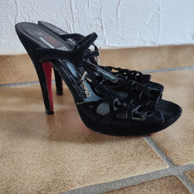 Elegant velvet shoes