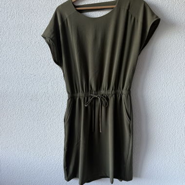 Abito verde oliva con cintura in vita
