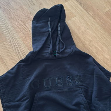 Sweat à capuche court noir GUESS