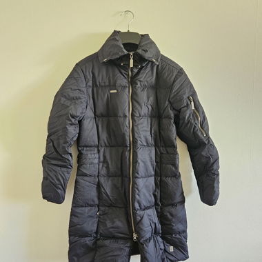 Schwarzer wattierter Wintermantel