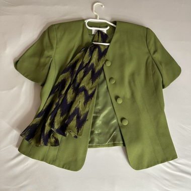 Blazer verde a maniche corte con sciarpa
