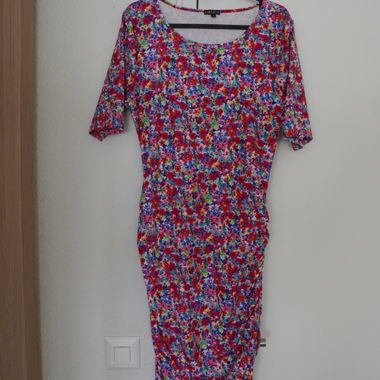 Mid-length floral dress with short sleeves
